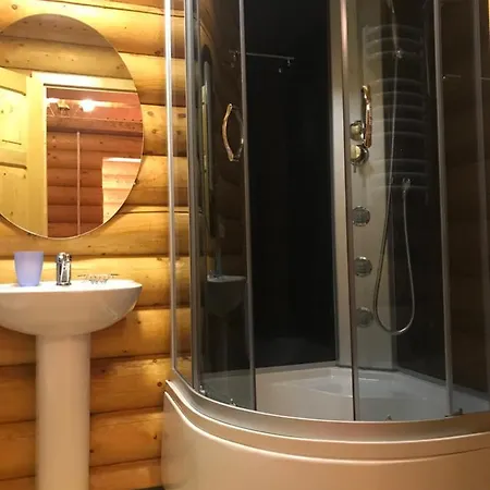 Деревянный коттедж Polyanitsa окремий з каміном *