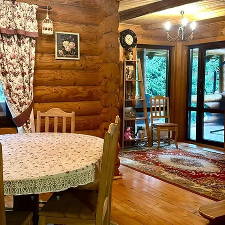 Деревянный коттедж Polyanitsa окремий з каміном