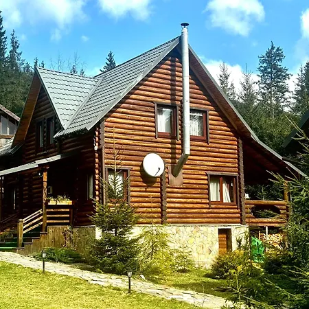 Деревянный коттедж Polyanitsa окремий з каміном Буковель