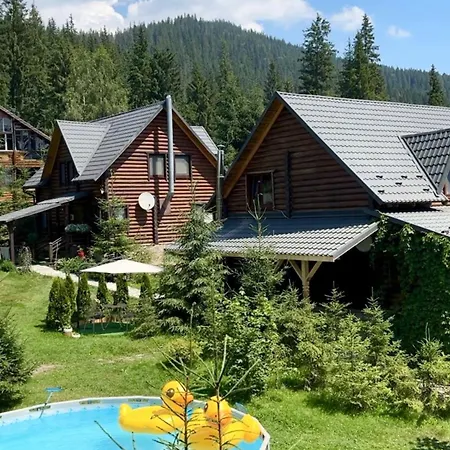 Polyanitsa окремий з каміном Деревянный коттедж *